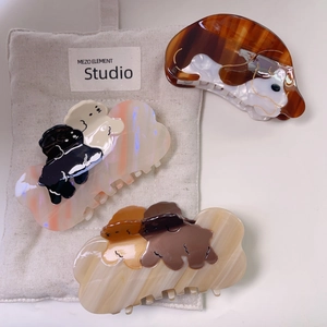 Pinces à cheveux en acétate avec motifs de teckel et d'ours sur un tissu en lin doux