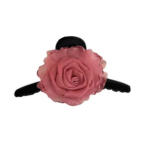 Pince à cheveux fleur rose en tissu 3D élégante avec mâchoire noire mate pour femme