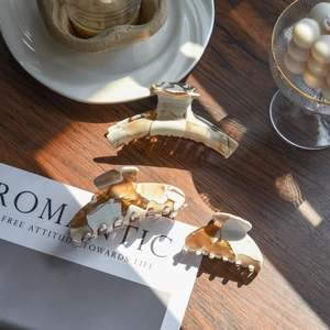 Three-piece acetate hair claw set in milk tea amber contrast pattern for elegant styling