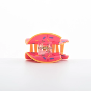 Détail d'une pince à cheveux motif donut rose et orange avec un ressort métallique