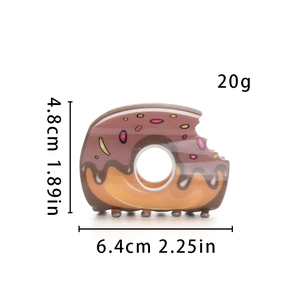 Vue détaillée de la pince à cheveux donut avec glaçage au chocolat et pépites colorées