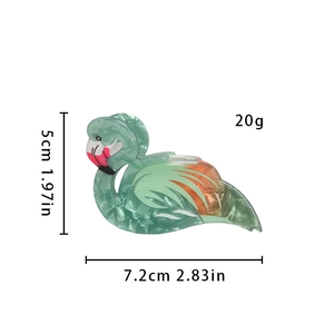 Detail view of the green marble flamingo hair claw with 7.2cm length dimensions