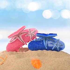 Lot de pinces à cheveux étoile de mer avec strass brillants sur le sable de la plage