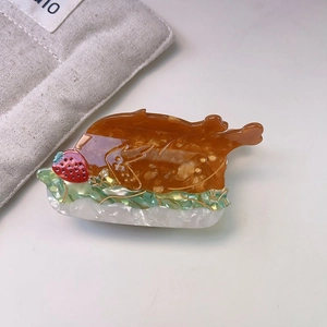 Creative chicken-shaped acetate hair claw clip with unique animal design and amber finish