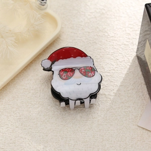 Dettaglio della pinza per capelli Babbo Natale con occhiali leopardati su beige