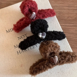 Pinces à cheveux en peluche avec cœur à carreaux en bordeaux, noir et marron pour l'hiver