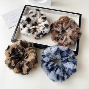 Quatre chouchous élégants en fausse fourrure léopard aux couleurs variées pour accessoires cheveux