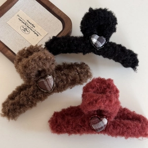 Trois pinces à cheveux en peluche avec motifs de cœur à carreaux noir, brun et bordeaux