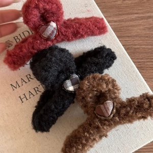 Lot de 3 pinces à cheveux en peluche avec motif cœur à carreaux en rouge, noir et café