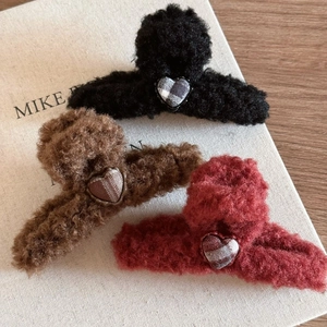 Pince à Cheveux en Peluche pour Femmes Avec Décoration de Cœur à Carreaux Douce Pince en Fausse Fourrure Accessoires Cheveux