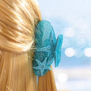 Détail de la pince à cheveux étoile de mer bleue avec strass sur cheveux blonds
