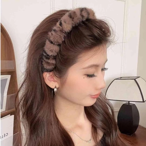 Leopard print plush headband for women with soft faux fur and non-slip inner teeth design