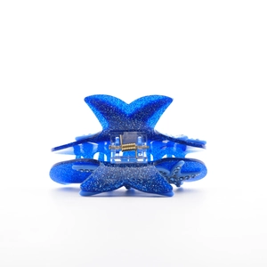 Détail de la pince à cheveux étoile de mer à paillettes bleues avec ressort doré