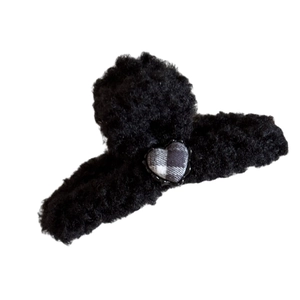 Pince à cheveux en fausse fourrure noire avec un motif de cœur à carreaux élégant