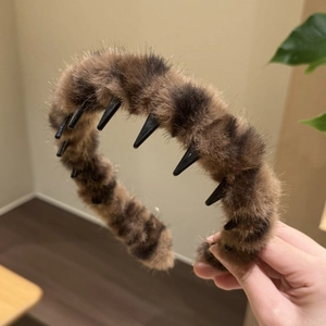 Leopard print plush headband with non-slip teeth for volume and winter styling