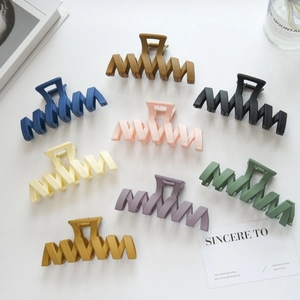 Fashion Matte Hollow Wave Hair Claw Clip Large Plastic Shark Hair Accessory For Women Styling Ponytail Hair Grip