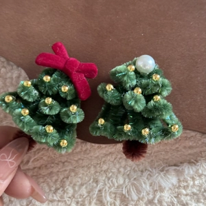 Barrettes sapin de Noël faites main en cure-pipe vert avec perles et nœud en velours