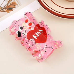 Pince à cheveux ours rose nacré avec un cœur rouge et l'inscription KISS gravée