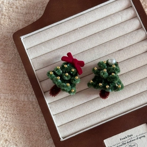 Barrettes sapin de Noël faites main avec fil peluche vert, nœuds rouges et perles douces