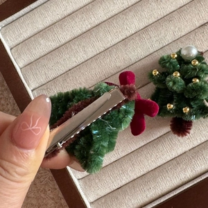 Pince à cheveux sapin de Noël faite main avec nœud en velours et décorations