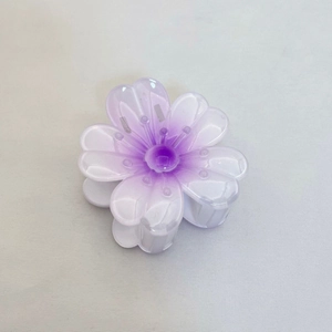 Détail macro d'une pince à cheveux fleurie violet dégradé en acétate de haute qualité