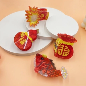 Neujahrs-Haarklammer-Set aus rotem Acryl mit Glückszeichen Fu und Koi-Fisch-Muster