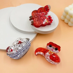Niedliche Neujahrs-Haarklammern mit Cartoon-Tangyuan- und Eichhörnchen-Design in Festtagsrot
