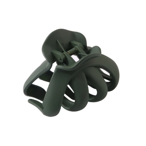 Détail d'une pince à cheveux mate vert foncé avec design pieuvre pour maintien ferme