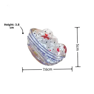 Detailansicht der Cartoon-Haarklammer in Knödelform mit Maßen von 7,6 cm mal 3,8 cm