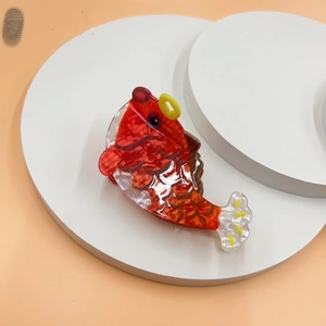 Koi-Fisch Haarklammer aus Acetat in Rot und Weiß mit eleganter Marmorstrukturierung