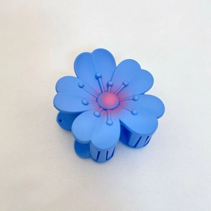 Pince à cheveux fleur bleue mate avec centre dégradé rose pour coiffure chic