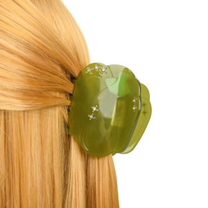 Pince à cheveux verte en acétate en forme de légume avec strass sur cheveux roux