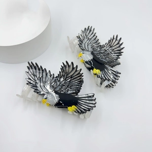 Pince à cheveux aigle élégante en noir et blanc pour une coiffure sophistiquée
