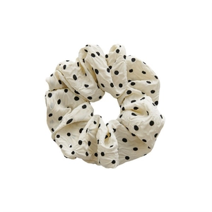 Chouchou élégant blanc cassé à pois noirs avec tissu plissé pour femmes