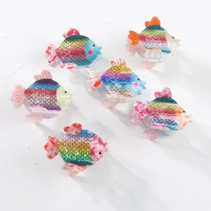 Détails de six pinces à cheveux en forme de poissons colorés avec dégradé arc-en-ciel et écailles