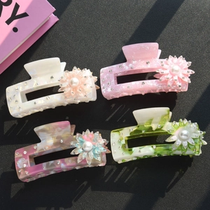 Dettaglio di pinze per capelli rettangolari forate con fiori 3D, perle e strass