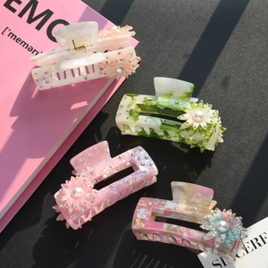 Set di quattro mollette per capelli in acetato con fiori, perle e strass verdi e rosa
