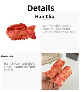 Détail de la pince à cheveux carpe koi en acétate avec lignes dorées et dents solides