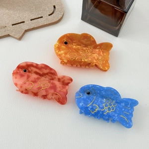Pince à Cheveux Mignonne en Forme de Poisson en Acétate de Cellulose Fait à la Main Design Koï Contour Doré Motif de Marbre Femme