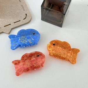 Lot de trois pinces à cheveux en acétate forme carpe koï, coloris bleu, orange et ambre