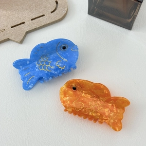 Pinces à cheveux carpe koi en acétate bleu et orange avec texture marbrée et détails dorés