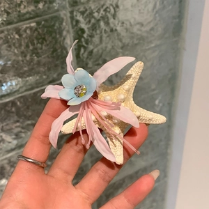Détails de la pince à cheveux océan avec étoile de mer et fleurs en tissu rose et bleu