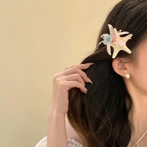 Pince à cheveux étoile de mer avec fleur bleue et pétales en soie élégants
