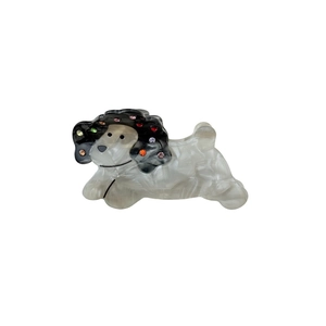 Pince à cheveux mignonne en forme de chien en acétate avec strass colorés sur fond blanc