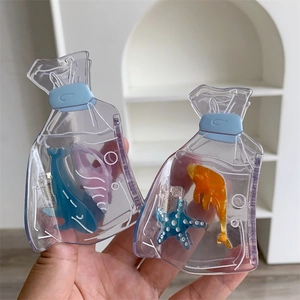 Vista a mano di fermagli per capelli creativi in acrilico con balena e pesce rosso