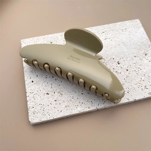 Détail de la pince à cheveux en acétate vert olive avec inscription Barrette La France
