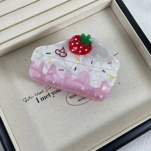 Dettaglio ravvicinato del fermaglio a torta di fragole in acetato con crema e fragola 3D