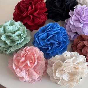 Vue à plat de pinces à cheveux en dentelle colorée avec broderies florales détaillées