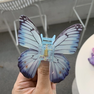 Elegante pinza per capelli a farfalla con ali sfumate blu-viola e molla in metallo oro