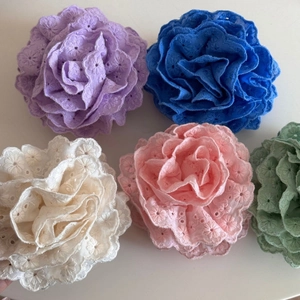 Cinq pinces à cheveux en dentelle aux couleurs pastel avec broderie florale détaillée